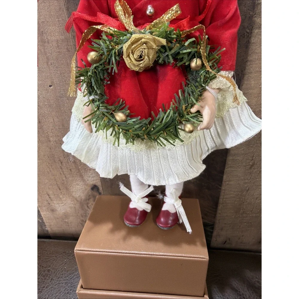 Yuletide Treasures add touch